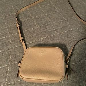 Kate Spade NWOT crossbody. Lots of storage!